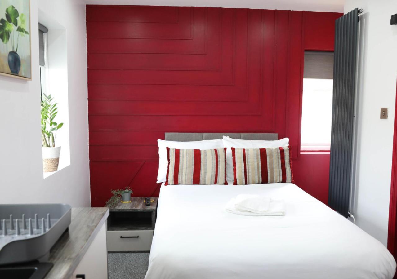 Pe2 Suites: Private Rooms with Kitchenettes for Flexible Stays Peterborough Exterior photo