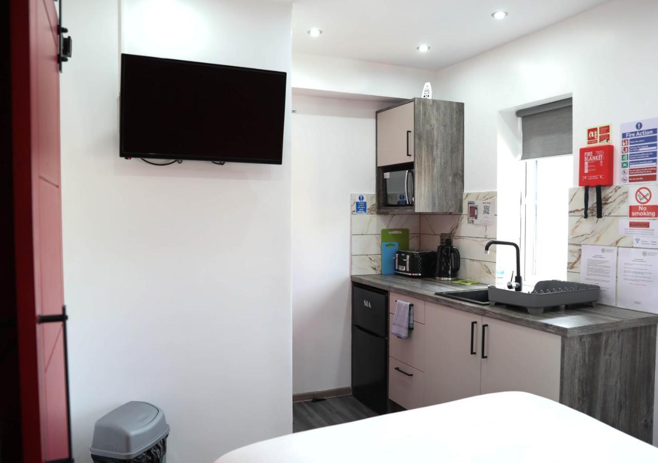 Pe2 Suites: Private Rooms with Kitchenettes for Flexible Stays Peterborough Exterior photo