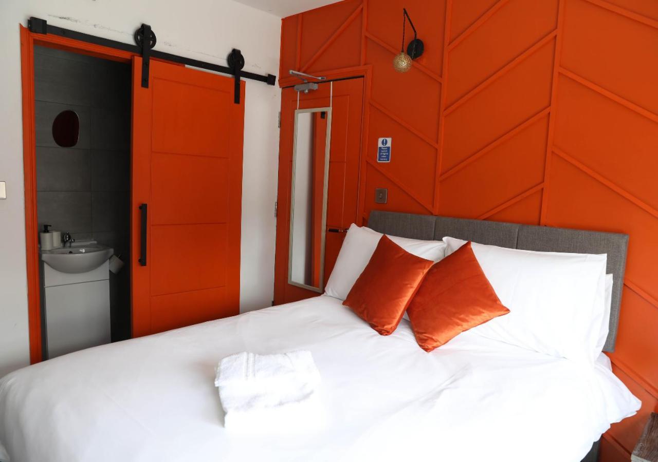 Pe2 Suites: Private Rooms with Kitchenettes for Flexible Stays Peterborough Exterior photo
