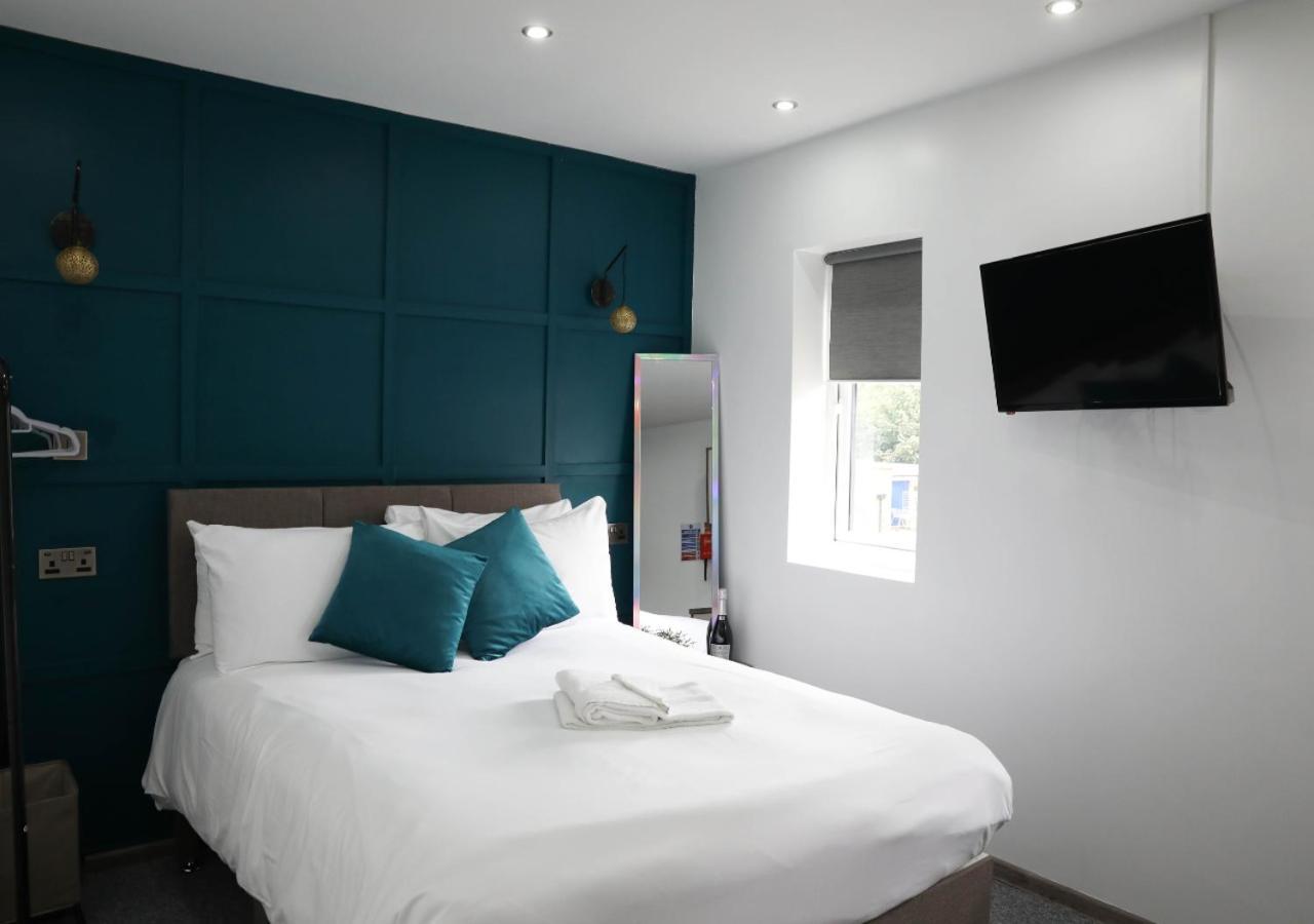 Pe2 Suites: Private Rooms with Kitchenettes for Flexible Stays Peterborough Exterior photo