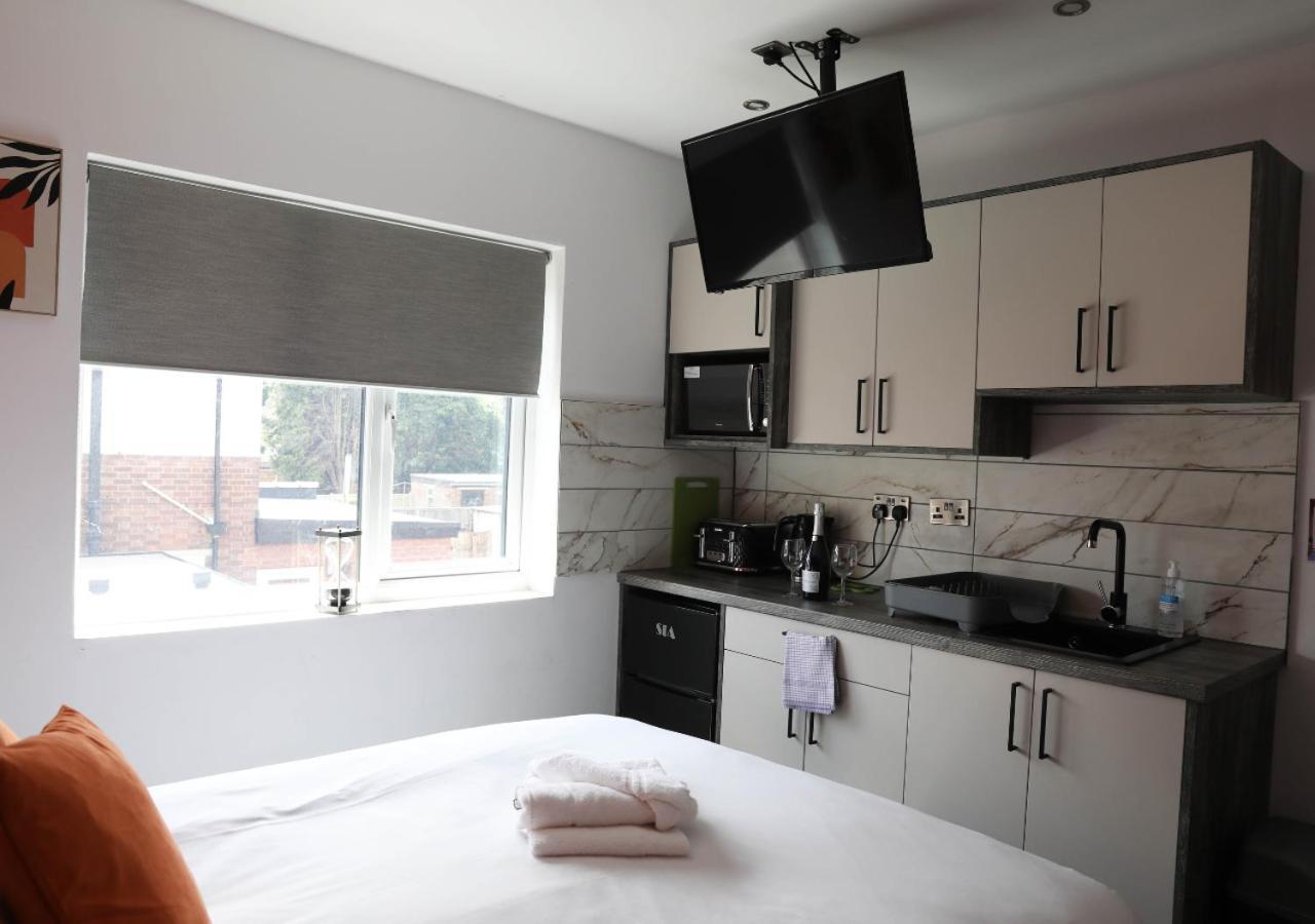 Pe2 Suites: Private Rooms with Kitchenettes for Flexible Stays Peterborough Exterior photo
