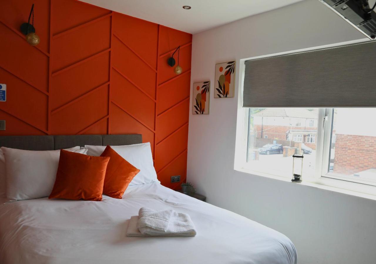 Pe2 Suites: Private Rooms with Kitchenettes for Flexible Stays Peterborough Exterior photo