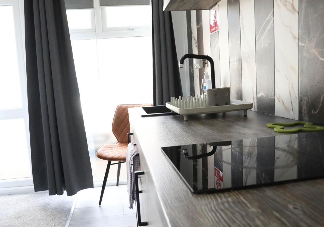 Pe2 Suites: Private Rooms with Kitchenettes for Flexible Stays Peterborough Exterior photo