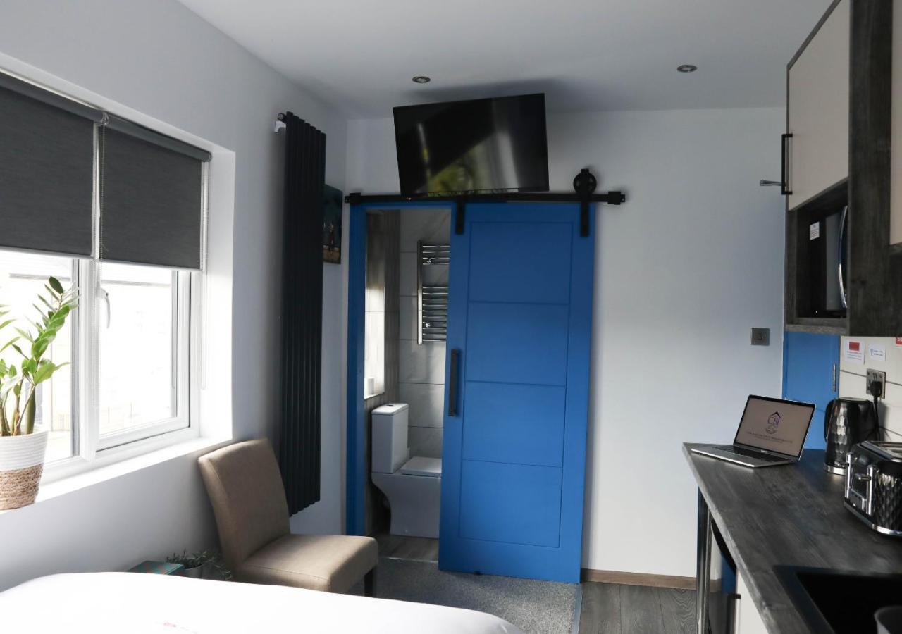 Pe2 Suites: Private Rooms with Kitchenettes for Flexible Stays Peterborough Exterior photo