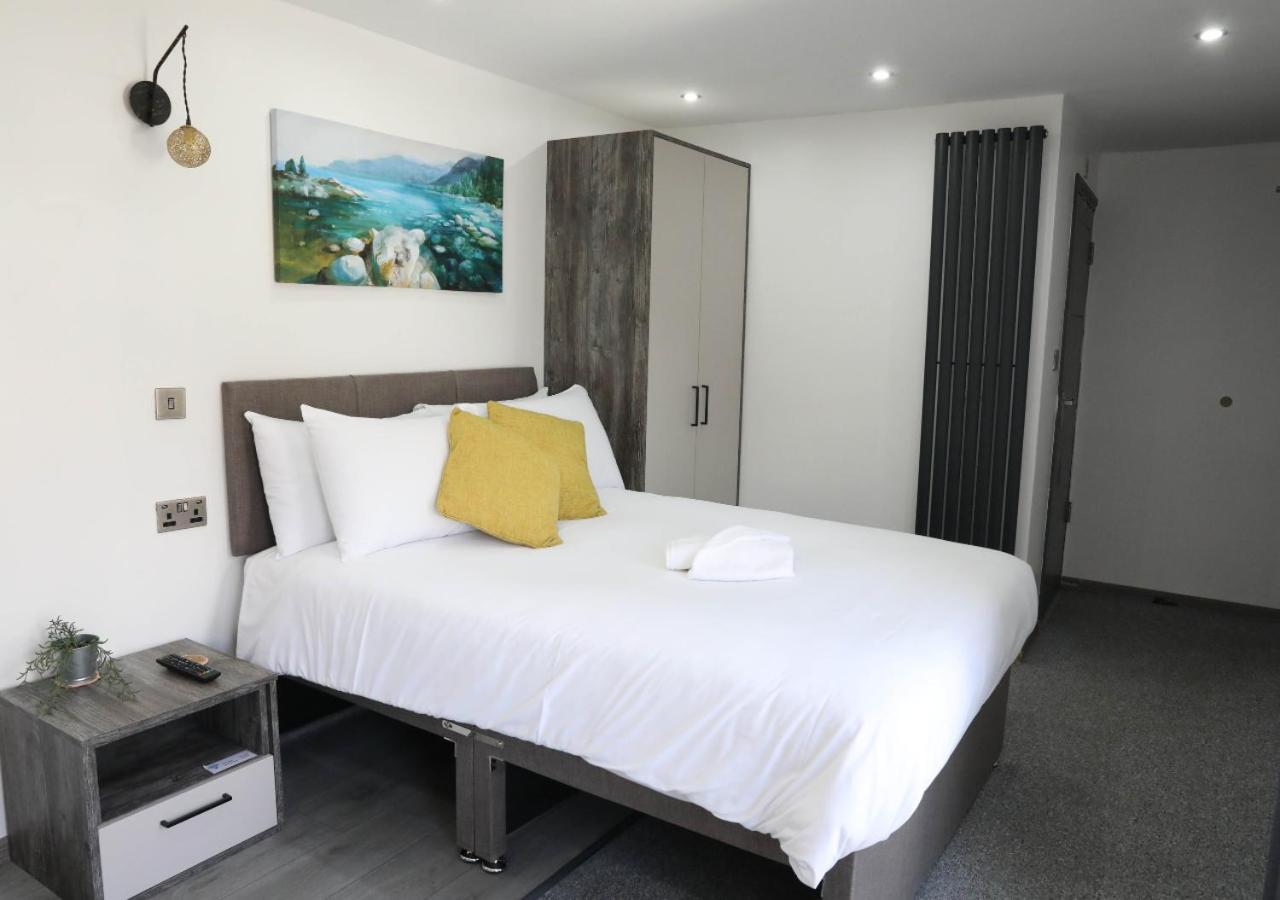 Pe2 Suites: Private Rooms with Kitchenettes for Flexible Stays Peterborough Exterior photo
