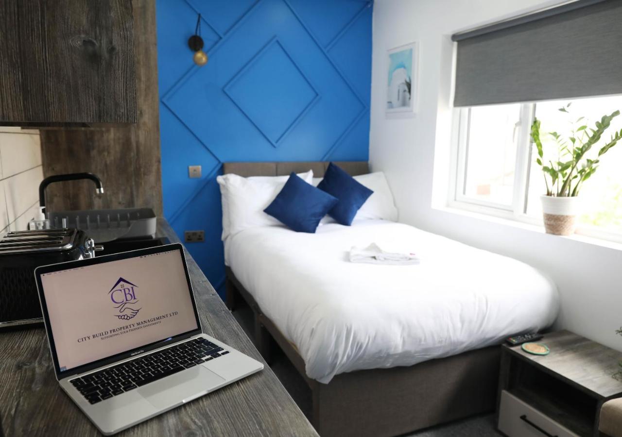 Pe2 Suites: Private Rooms with Kitchenettes for Flexible Stays Peterborough Exterior photo