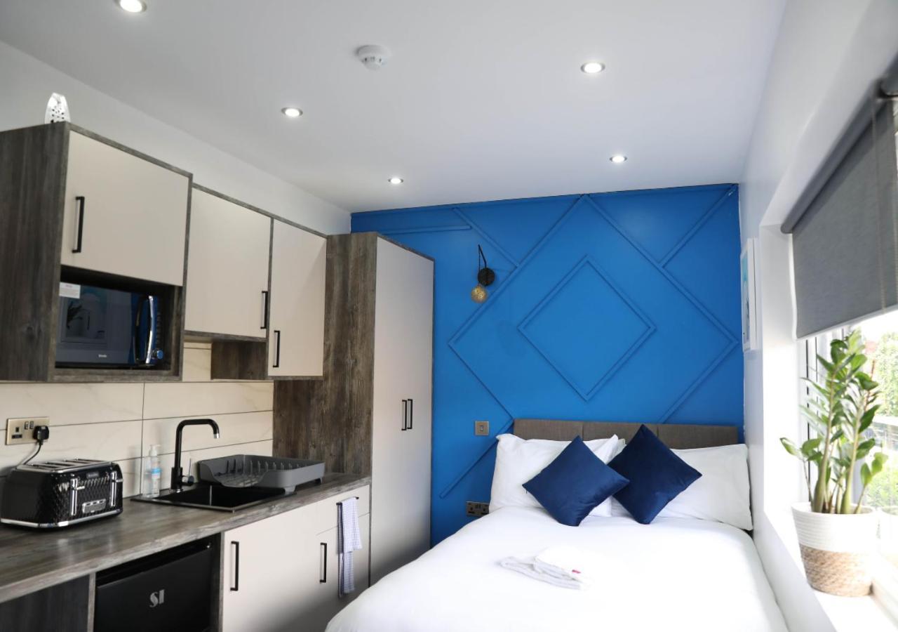 Pe2 Suites: Private Rooms with Kitchenettes for Flexible Stays Peterborough Exterior photo